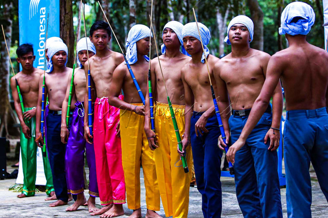 Kesenian asli Belitung yang sudah ada sejak zaman dahulu ini biasanya dijadikan&nbsp; sebagai ajang untuk mengukur keberanian para pendekar, tetapi sekarang permainan ini dimainkan sebagai hiburan dalam festival tradisional