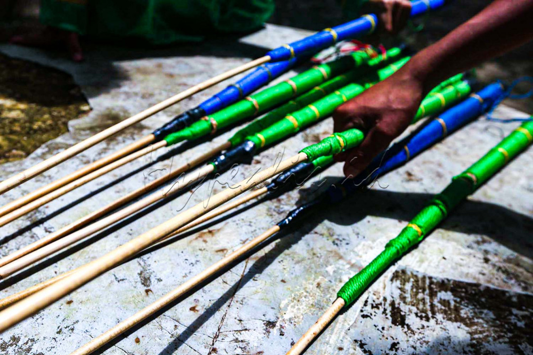 Dengan bertelanjang dada dan ikat kepala kedua saling mengandalkan keahliannya dalam menangkis dan saling pukul bagian belakang tubuh lawan tanpa menghiraukan&nbsp; luka dipunggung yang membiru. &nbsp;