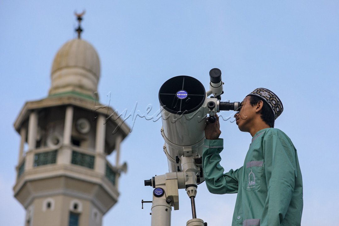 Periode waktu melihat hilal sangat terbatas. Usia hilal yang biasa diamati para astronom harus kurang dari 12 jam dan ketinggiannya masih di bawah 6 derajat dari cakrawala.