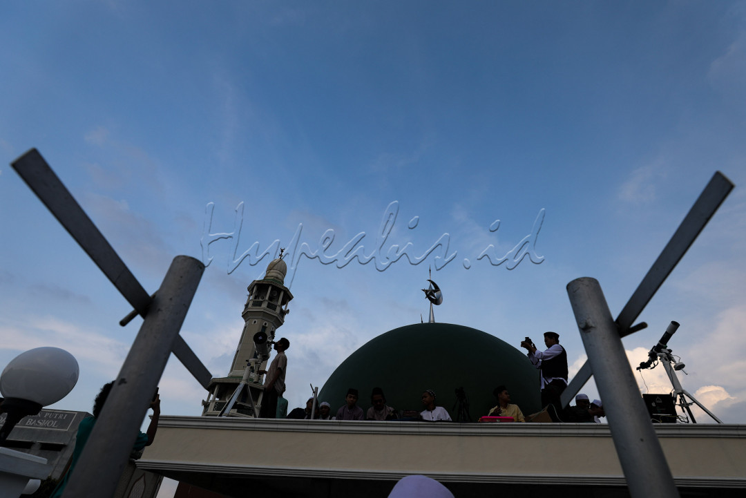Tidak semua bulan sabit tips disebut dengan hilal, karena baru bisa dikatakan hilal, bila bulan sabit tipis bisa diamati dengan mata telanjang saat matahari terbenam untuk menghitung ketinggiannya.