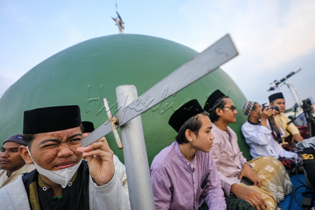 Apalagi hilal akan kembali ikut terbenam setelah 24 menit matahari terbenam.