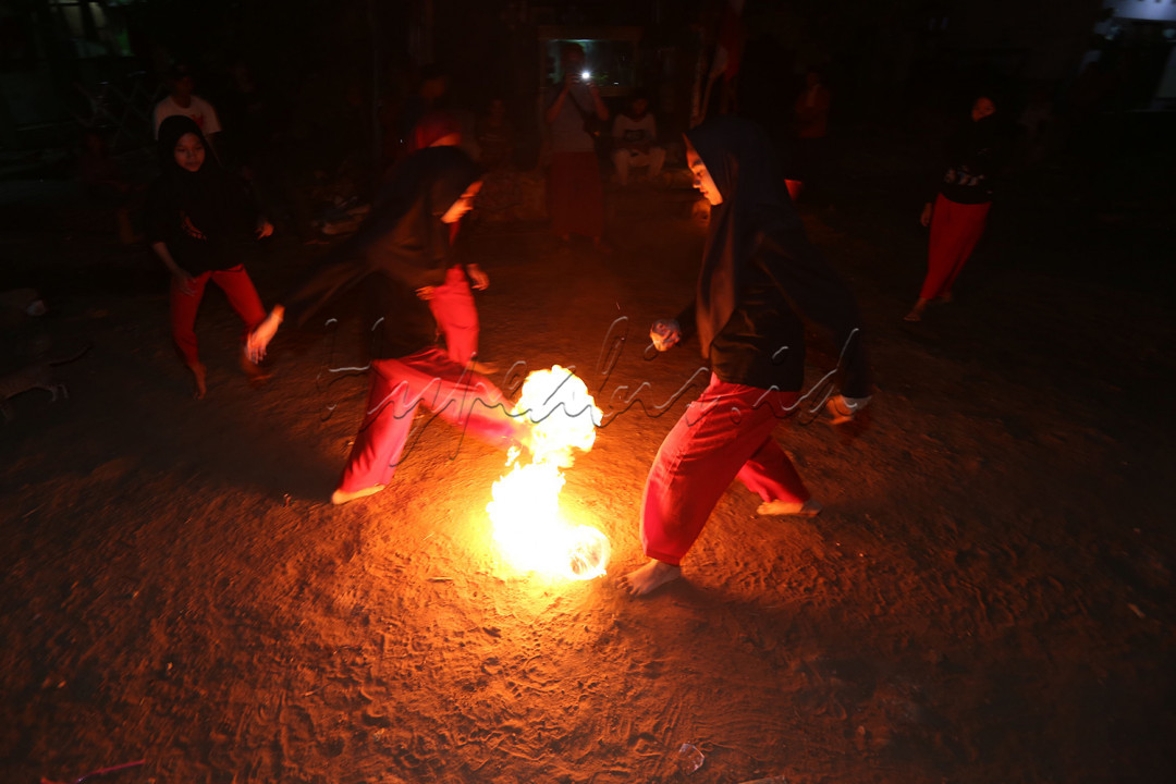 Dari sebuah lapangan, &nbsp;anak-anak yang tergabung dalam Majelis Taklim Arrahman berlari mengejar dan berebut bola yang diselimuti bara api. Menggiring bola api yang berkobar-kobar ke arah gawang lawan. &nbsp;Saling berusaha menembus benteng pertahanan lawan. Mencetak poin dengan memasukkan bola ke gawang dengan kaki telanjang.<br />
&nbsp;