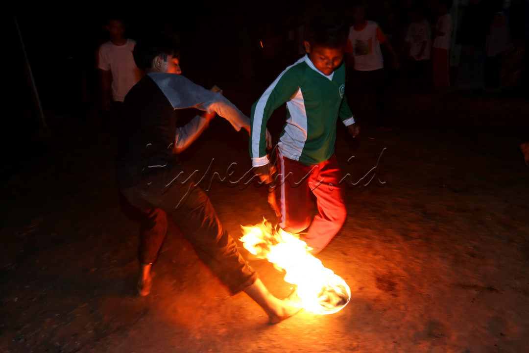 Permainan ini dilakukan oleh dua tim dengan menggunakan bola api. Permainan ini benar-benar melatih keberanian. Selain itu permainan sepak bola api ini memperkuat kebersamaan, dengan mengutamakan sportivitas juga kekompakan.<br />
&nbsp;