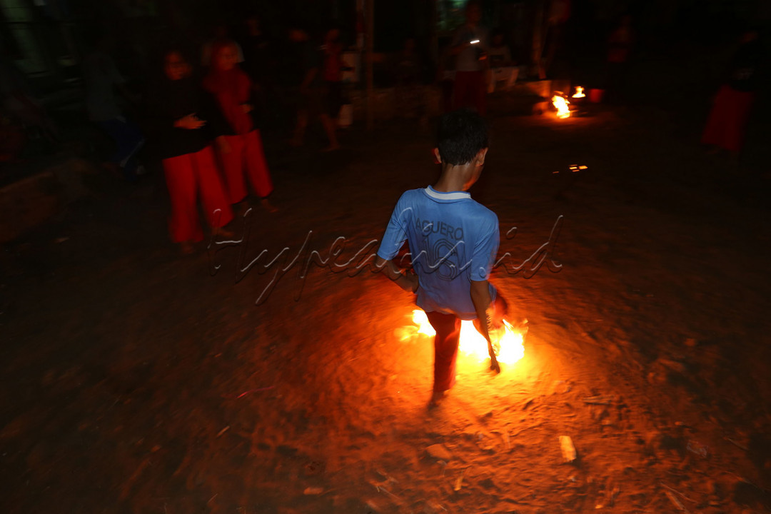 Permainan sepak bola api merupakan permainan tradisional khas nusantara yang biasanya dimainkan pada malam hari, khususnya malam hari besar Islam.<br />
&nbsp;