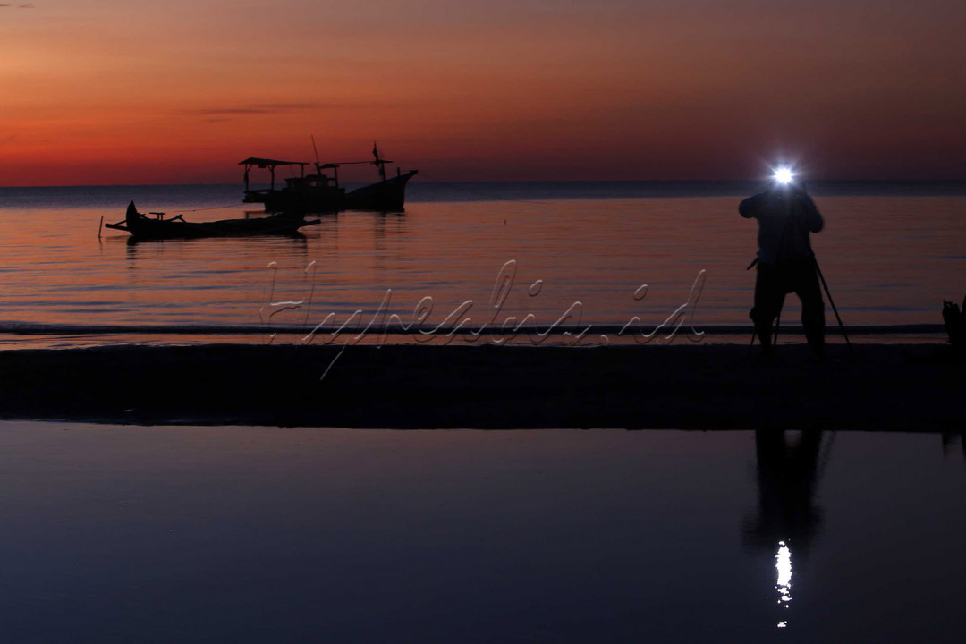Pantai nyiur melambai adalah destinasi wisata di Kota Manggar, ibukota Kabupaten Belitung Timur. Banyak pengunjung yang datang ke pantai ini pagi hari untuk melihat matahari terbit ( sunrise) terutama pada hari libur. Hal ini terkait dengan letak Pantai Lalang yang berada di belahan sisi timur Pulau Belitung sehingga pada pagi hari ketika matahari terbit akan terlihat dengan jelas jika cuacanya mendukung. Pantai ini memiliki hamparan pasir putih yang memanjang dan deretan pohon pinus yang menjadikan suasana di pantai ini begitu teduh dan sejuk.<br />
&nbsp;