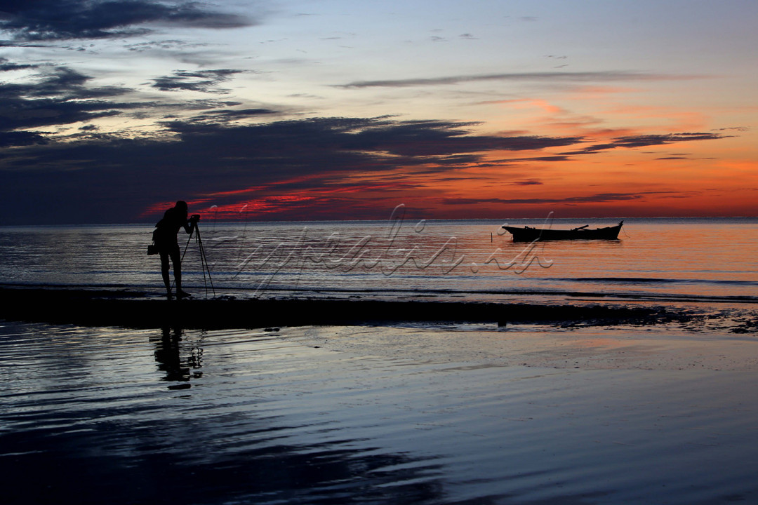 Ombak di pantai ini tidak terlalu besar dan kontur pantainya pun landai sehingga aman untuk berenang dan menjadi destinasi wisata yang ideal untuk tempat rekreasi dan rileksasi bersama keluarga, teman dan rekan kerja bagi masyarakat terutama mereka yang berdomisili di Kota Manggar.
