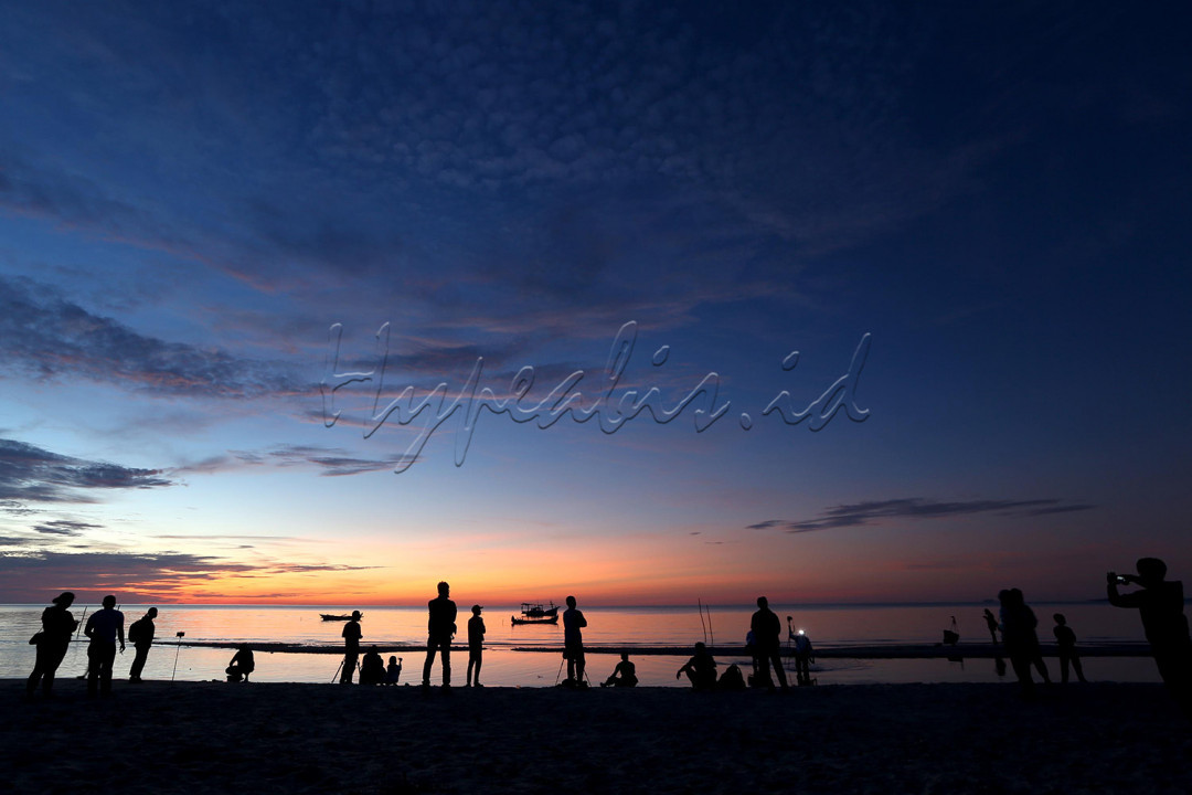 Pantai tersebut, memiliki karakhteristik pantai bepasir putih nan panjang berpadu dengan laut biru dan barisan pohon akasia yang tumbuh disepanjang garis pantainya. Dengan karakteristik pantai berpasir putih nan panjang, wisatawan bisa melakukan beberapa aktivitas menarik dan menyenangkan seperti berjemur diatas pasir (sun bathing), membuat patung pasir, volly pantai dan lainnya.
