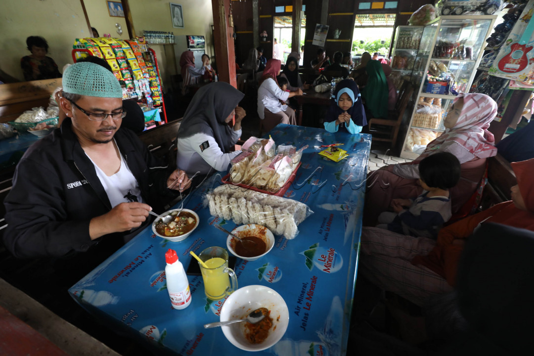 Terletak di Desa Sokawera, Somagede, Banyumas, soto ini memiliki ciri khas tersendiri. Kuahnya berwarna coklat dan disajikan dengan bumbu kacang.