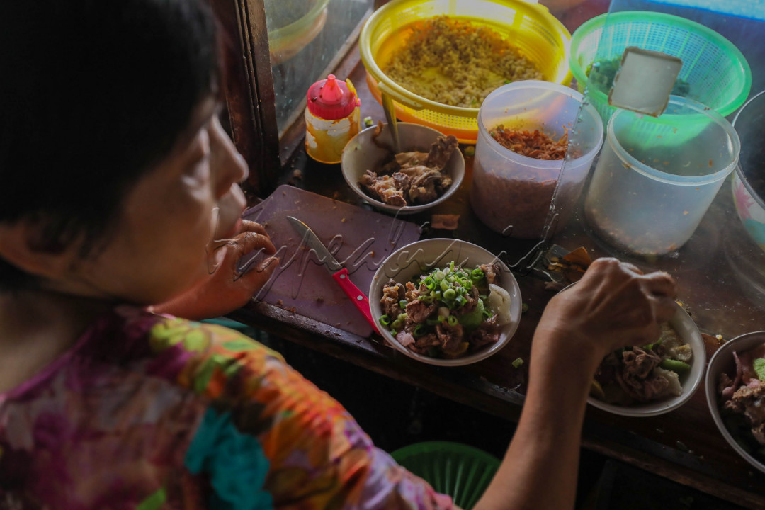 Terdapat empat jenis Soto Bonjok yang bisa dicoba, yaitu soto ayam, soto sapi, soto campur (daging ayam dan sapi), serta soto balungan (tulang ayam). Harganya pun tak terlalu mahal, berkisar Rp13.000-Rp18.000 untuk satu porsi soto tergantung dari jenisnya.&nbsp;
