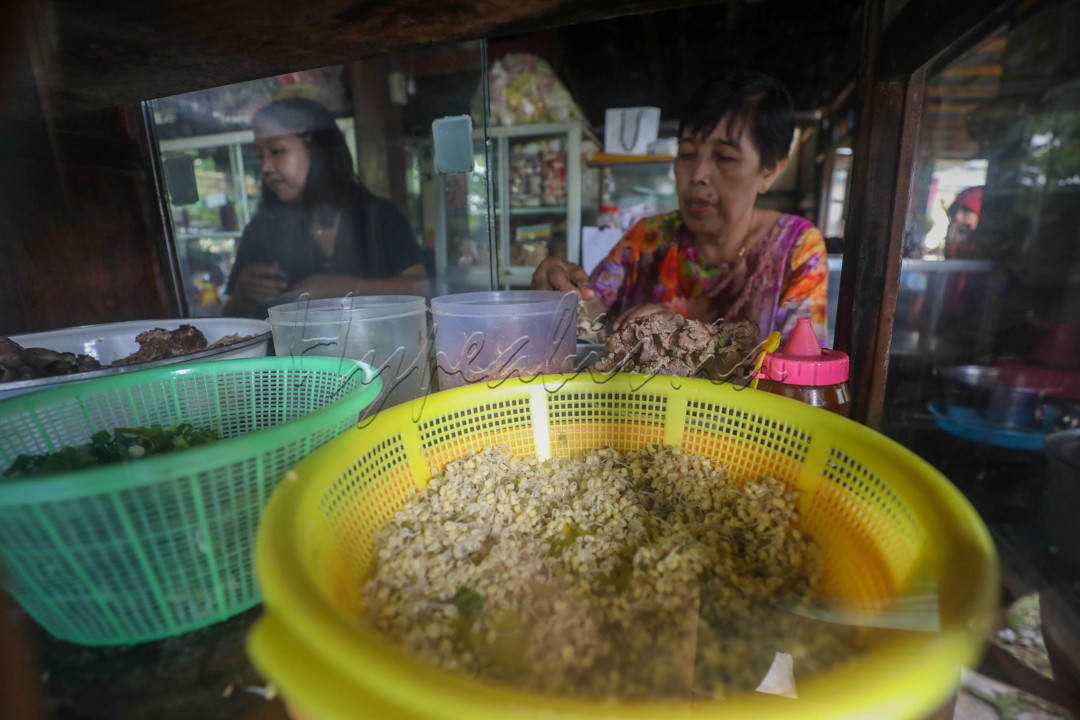 Bahkan, tak sedikit konsumen harus rela antre hingga hampir satu jam demi menikmati hidangan soto tersebut.