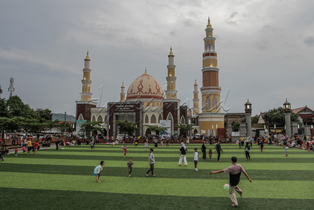 Warga beraktivitas di alun-alun Majalengka, Jawa Barat.&nbsp;