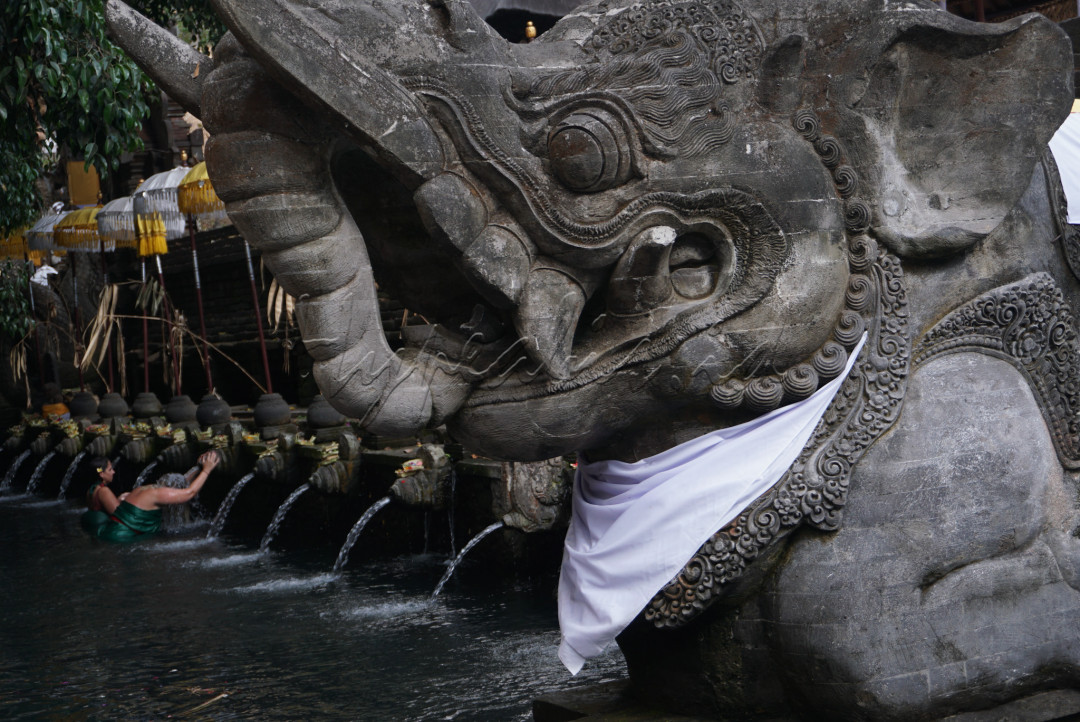 Pulau Bali terkenal dengan keindahan alam dan budayanya, salah satunya adalah Pura Tirta Empul.<br />
Berada di Desa Manukaya, Tampaksiring, Kabupaten Gianyar, Bali yang menjadi salah satu destinasi bagi wisatawan lokal dan mancanegara.&nbsp;<br />
<br />
<br />
<br />
<br />
&nbsp;