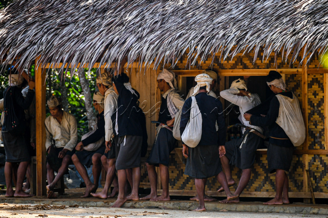 Menurut kepercayaan yang mereka anut, orang Kanekes mengaku keturunan dari Batara Cikal, salah satu dari tujuh dewa atau batara yang diutus ke bumi. Asal usul tersebut sering pula dihubungkan dengan Nabi Adam sebagai nenek moyang pertama. Menurut kepercayaan mereka, Adam dan keturunannya, termasuk warga Kanekes, mempunyai tugas bertapa atau&nbsp;asketik&nbsp;(mandita) untuk menjaga harmoni dunia.