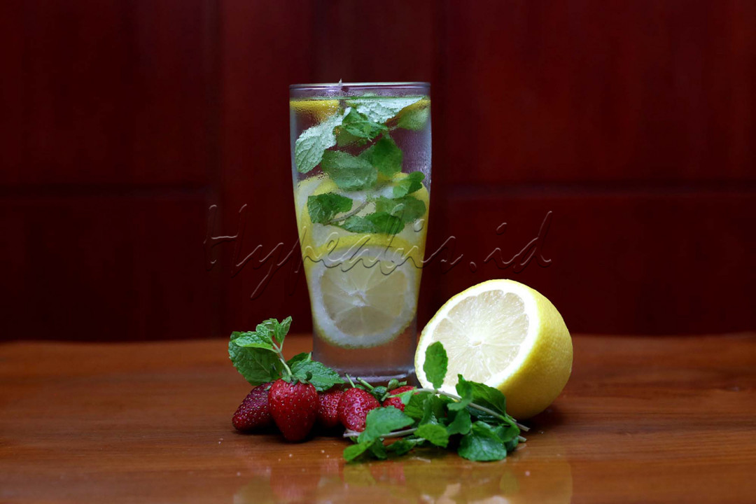 Infused water&nbsp;adalah minuman dari campuran air putih dan buah-buahan yang direndam selama beberapa jam atau dibiarkan semalaman di kulkas.