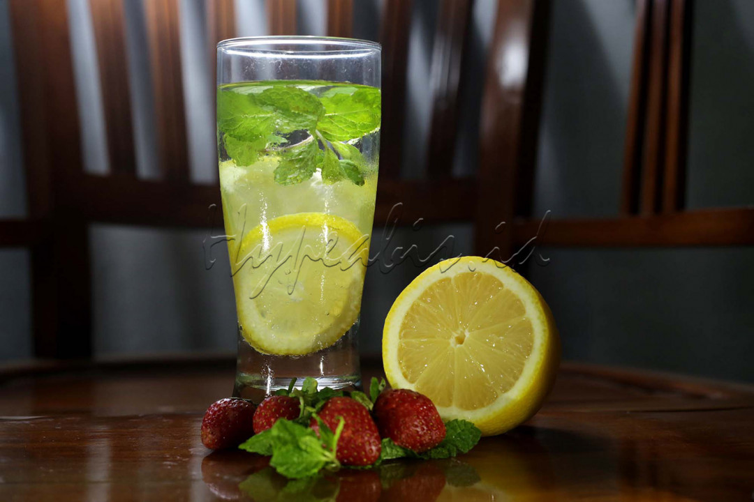 Infused water&nbsp;belakangan ini sangat populer dan dikenal sebagai minuman yang berkhasiat sebagai&nbsp;detoksifikasi.