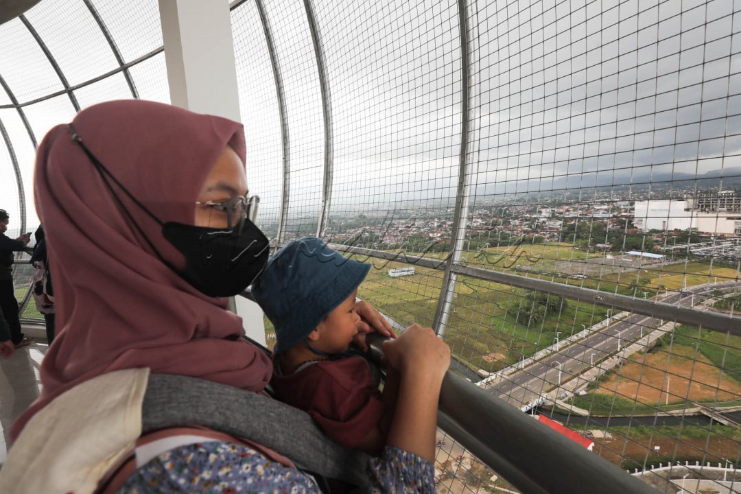 Menara ini dibangun menggunakan dana PEN. Terdapat empat lantai yang mampu menampung 50-70 orang per lantainya.&nbsp;