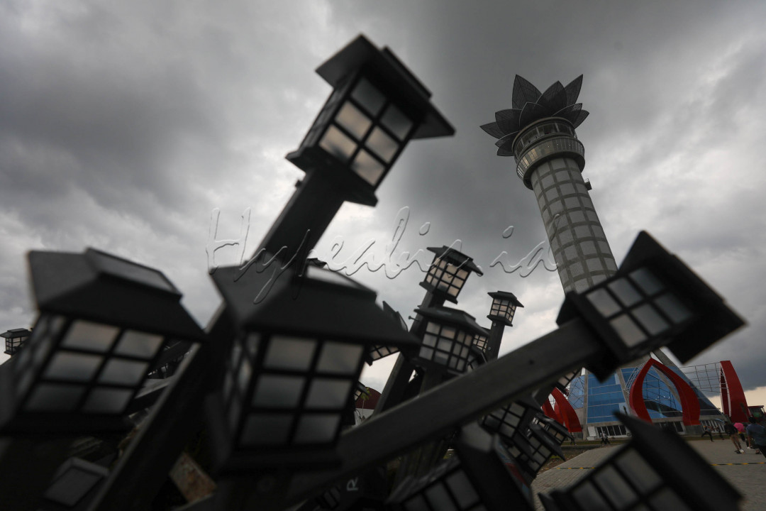 Untuk naik ke atas menara, pengunjung dikenakan tiket Rp15.000 per orang. Cukup murah bila dibandingkan dengan pengalaman yang didapatkan karena dapat menikmati pemandangan kota dari atas. Terlebih bila cuaca cerah, pengunjung dapat melihat kota dengan latar Gunung Slamet yang indah.
<div>&nbsp;</div>
