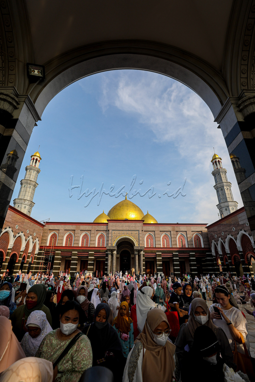 Masjid Jami' Dian Al-Mahri memiliki 5 kubah. Satu kubah utama dan 4 kubah kecil. Uniknya, seluruh kubah dilapisi emas setebal 2 sampai 3 milimeter dan mozaik&nbsp;kristal. Bentuk kubah utama sendiri menyerupai kubah&nbsp;Taj Mahal
<div>&nbsp;</div>