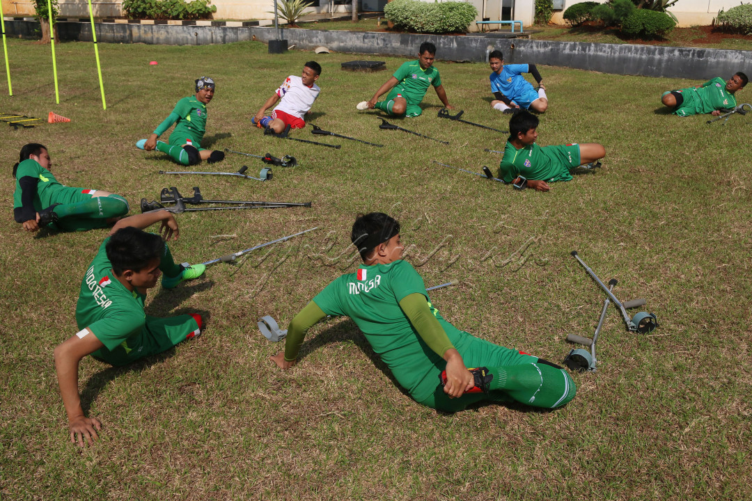 Meski lebih kecil lahan berlatih mereka dibandingkan dengan lapangan standar bertanding sepak bola amputansi itu namun mereka tak patah arang untuk terus berlatih.<br />
&nbsp;