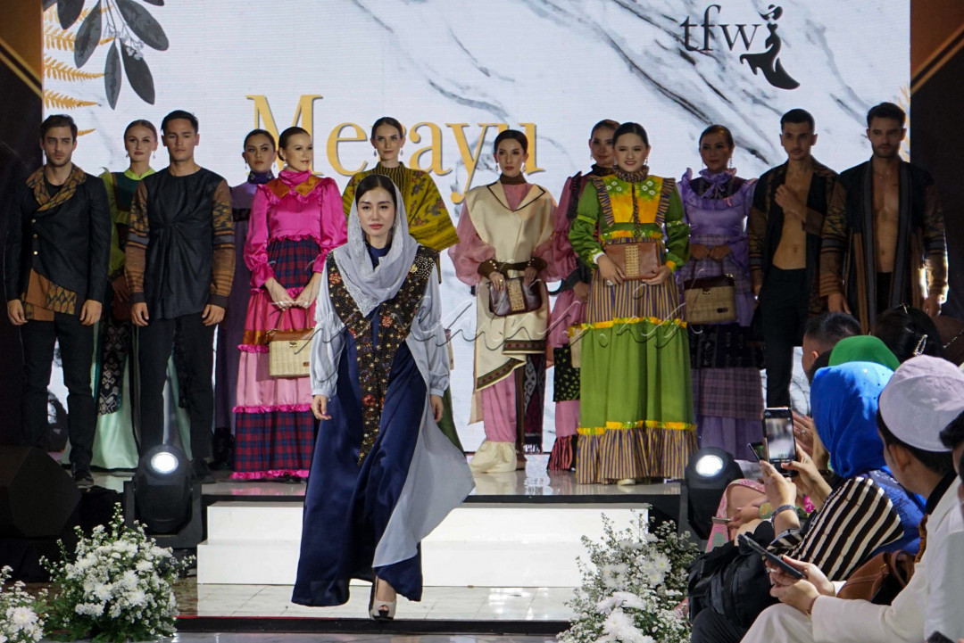 Model silih berganti menampilkan beragam busana batik khas Trenggalek dalam peragaan busana, sebagai rangkaian kegiatan Merayu Trenggalek Fashion Day 2022.
