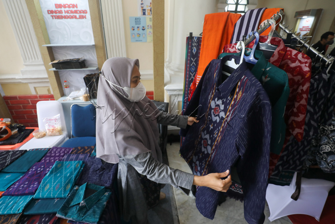 Selain fashion show, dipamerkan beragam kesenian dan produk batik, yang identik dengan Kabupaten Trenggalek.