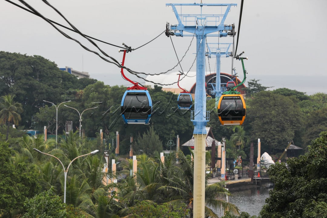 Gondola merupakan wahana rekreasi kereta gantung di kawasan Taman Impian Jaya Ancol. Bisa dibilang Gondola menjadi kereta gantung pertama di Indonesia yang menggunakan komputerisasi teknologi tinggi dengan sistem kontrol dan keamanan tercanggih. Wahana Gondola telah beroperasi sejak 20 Desember 2003.