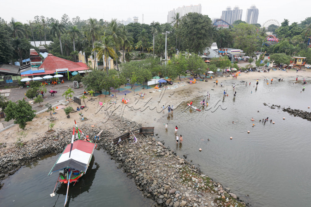 Menggunakan Gondola, pengunjung dapat menikmati keindahan teluk Jakarta dan sarana rekreasi lainnya di Ancol dari ketinggian 21 meter di atas permukaan laut. Tentu saja hal tersebut menjadi daya tarik bagi pengunjung ketika berlibur ke Ancol.&nbsp;