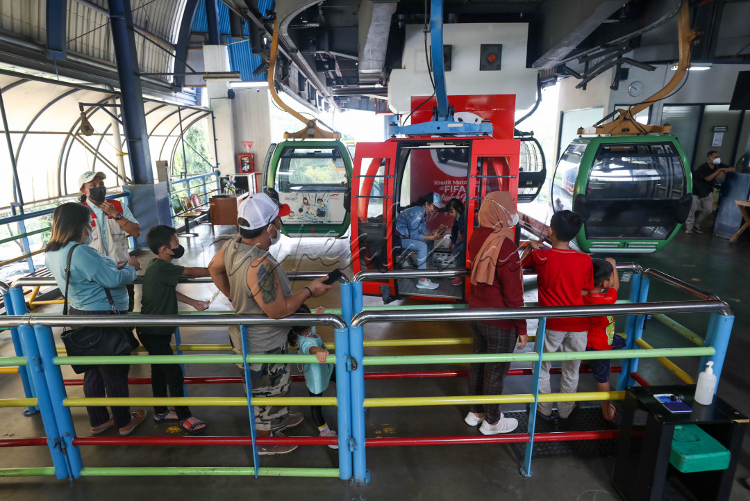Harga tiket untuk masuk ke Gondola yaitu sekitar Rp60.000 per orang. Untuk satu tiket, pengunjung dapat berkeliling selama kurang lebih 20 menit.
<div>&nbsp;</div>