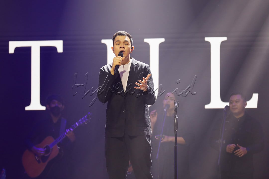 Tulus merupakan penyanyi komunikatif saat berada di atas panggung. Salah satu hal detail yang diperhatikan dalam konsernya adalah tata cahaya.&nbsp;