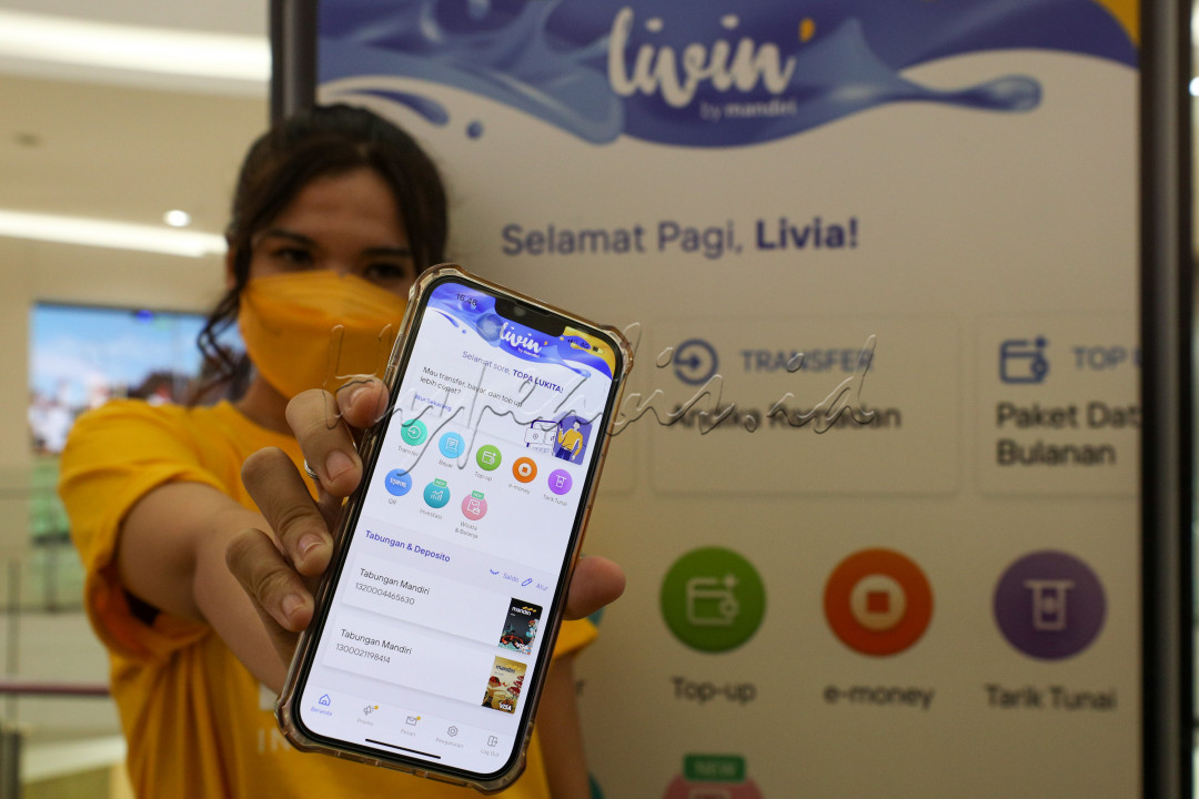 Model memperlihatkan fitur Livin' Investasi pada Super App Livin' by Mandiri di Jakarta, Senin (23/5/2022). Dengan kehadiran fitur Livin&rsquo; Investasi, Bank Mandiri optimistis pertumbuhan bisnis Wealth Management dapat meningkat, terutama dari sisi investor ritel. Saat ini, jumlah nasabah kelolaan Wealth Management Bank Mandiri telah mencapai 127.000 dan diperkirakan tumbuh lebih dari delapan kali lipat pada 2024.