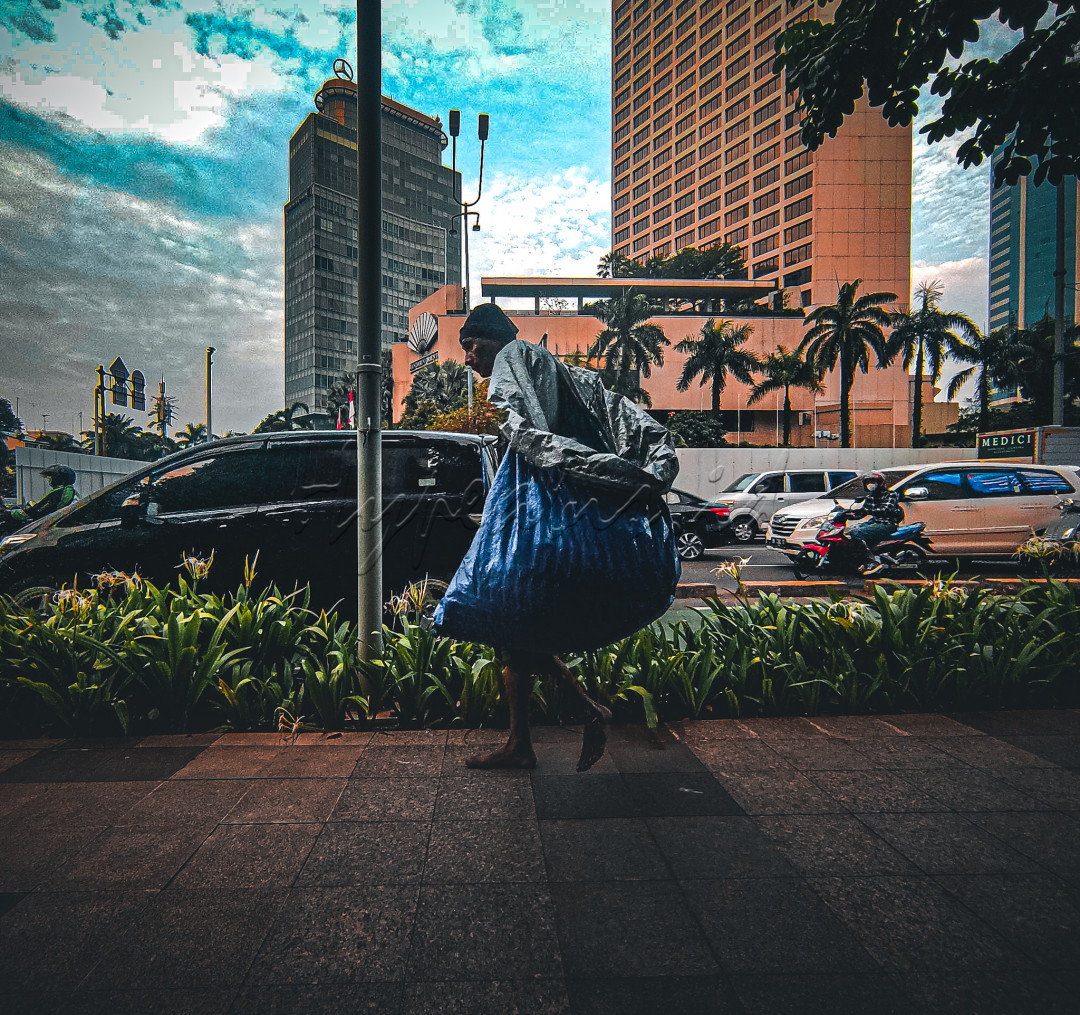 Menjaga kebersihan dan membantu merawat lingkungan sekitar agar lingkungan bersih dan terlihat sehat. Jl sudirman ( Sabtu 28 Mei 2022)&nbsp;
