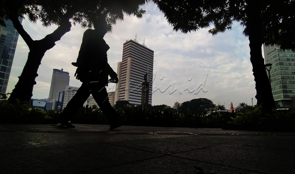 Seorang warga melintas dengan latar belakang Monumen Selamat Datang di Bundaran HI, Jakarta, Sabtu (28/5/2022). Monumen Selamat Datang merupakan salah satu ikon bersejarah karena dibangun untuk menyambut Asian Games IV.