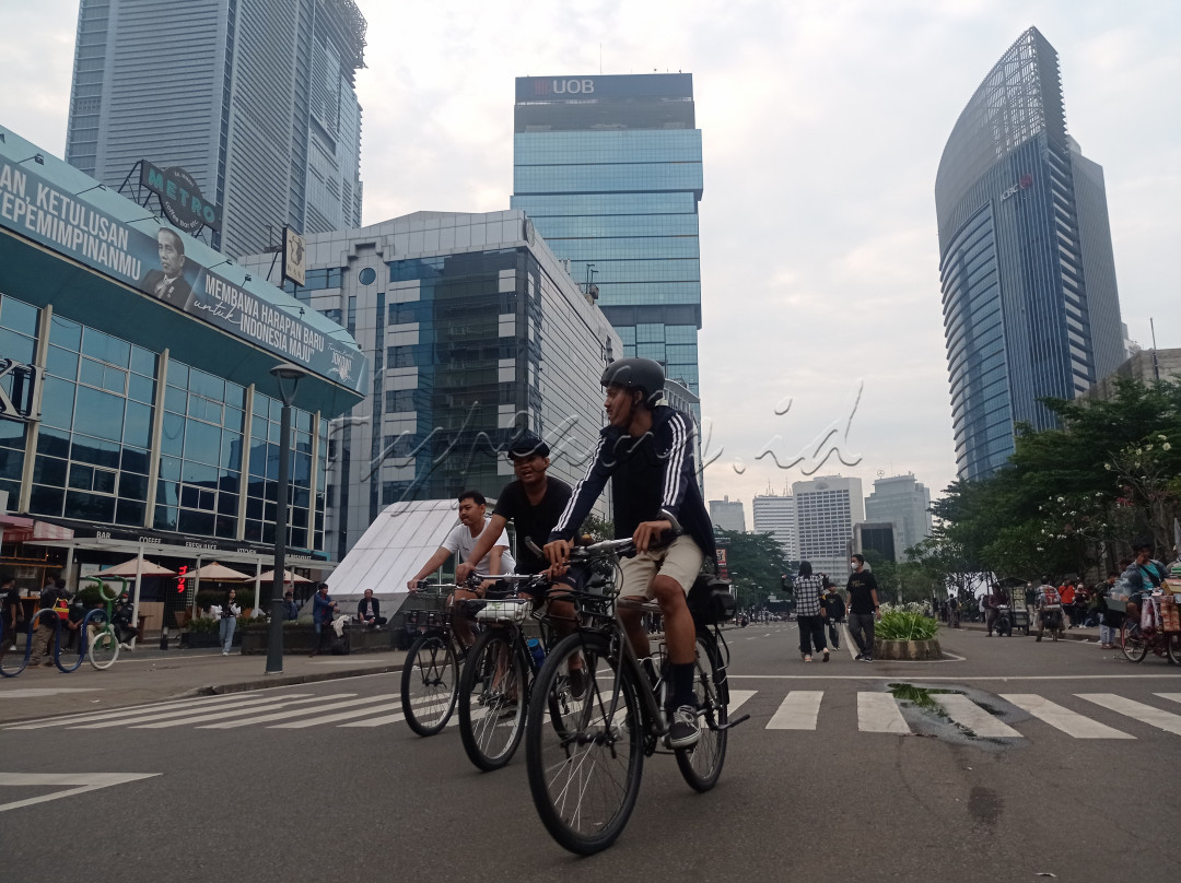 Bersepeda di wilayah Sudirman begitu mengasyikan. Pada sore hari biasanya banyak dari masyarakat Jakarta meluangkan waktunya dengan bersepeda di wilayah Sudirman.&nbsp;