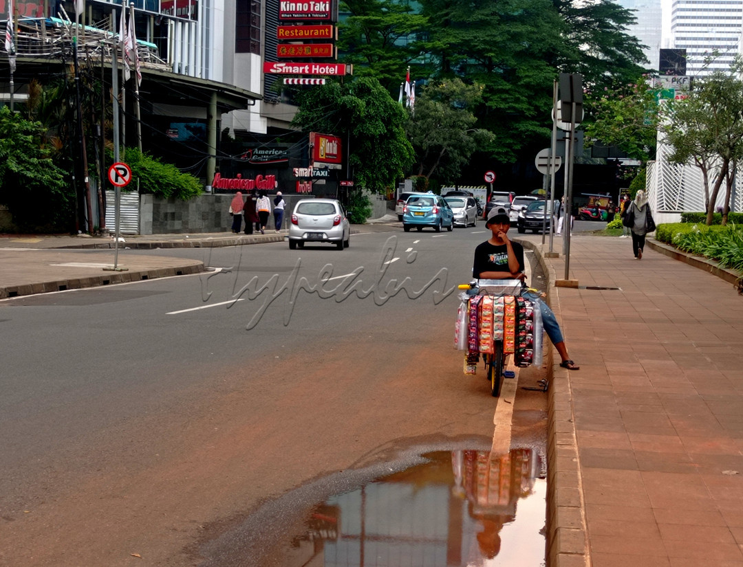Pedagang starling (kopi keliling) nampak sedang berjualan, menunggu pembeli di jalan sudirman.&nbsp;