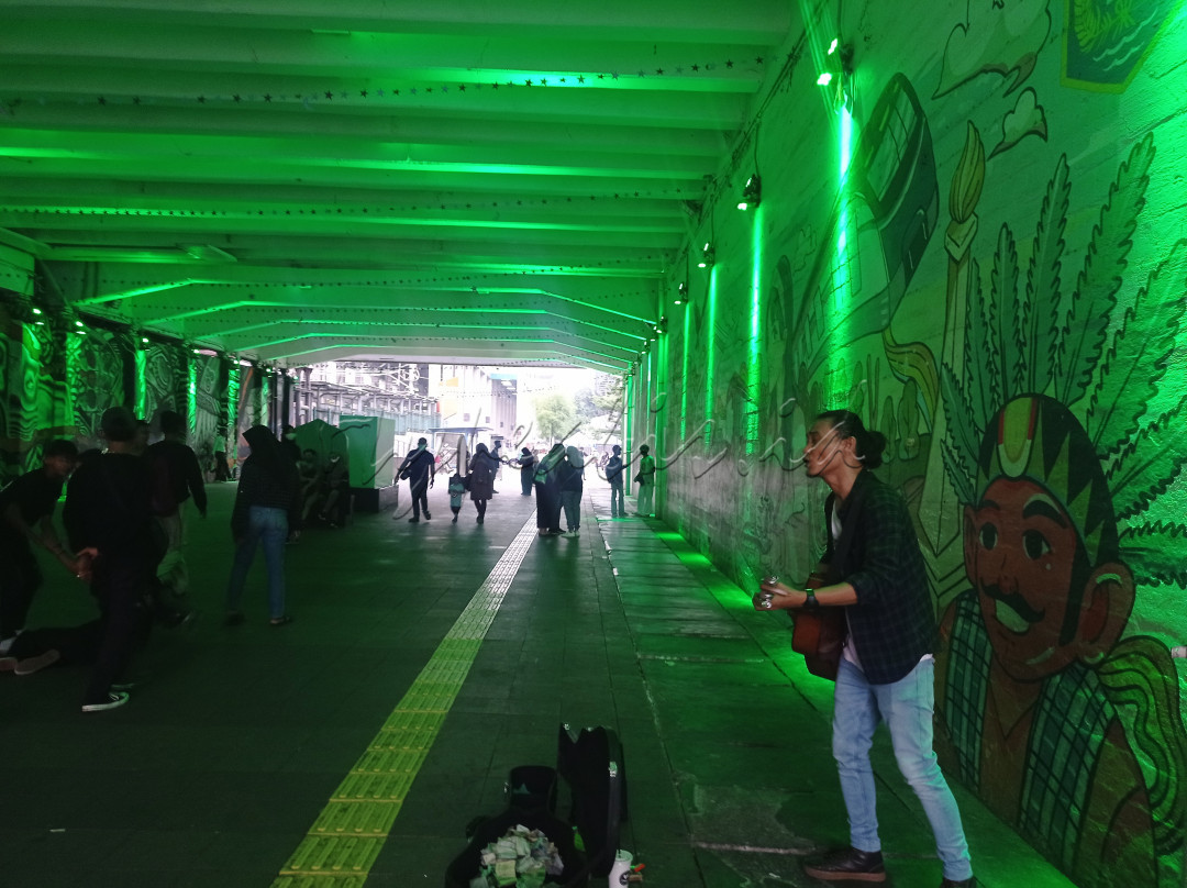 Di bawah landmark sudirman terdapat pengamen jalanan, ia berusaha menghibur para pejalan kaki yang melewati tempat tersebut.&nbsp;