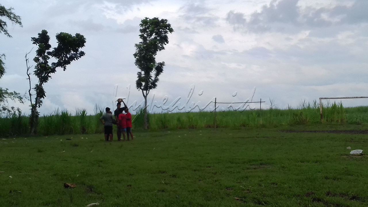 <p style="text-align: justify;">Kala sore hari menjadi waktu luang bagi anak-anak yang dimanfaatkan&nbsp;untuk bermain bersama di lapangan sepak bola. Walaupun kondisi lapangan yang kurang terawat tidak memudarkan semangat untuk beraktivitas, dan sebelum bermain anak-anak akan melakukan Hompimpah sebagai syarat awal dalam bermain.</p>
