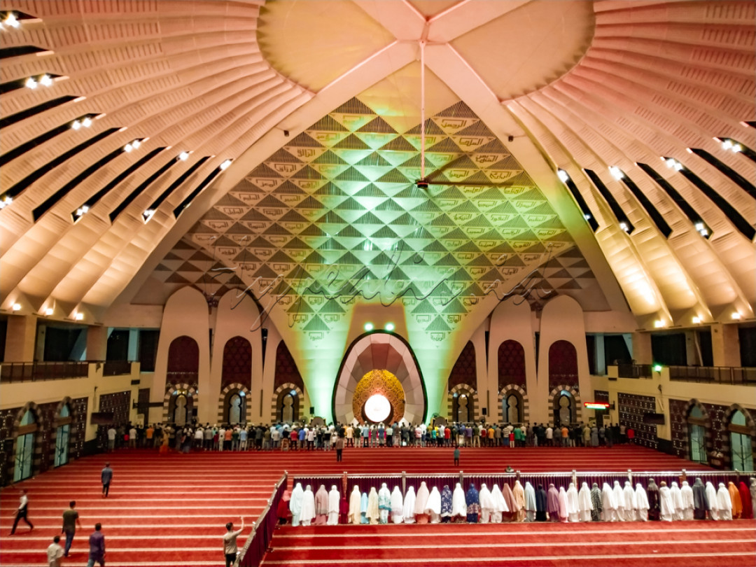 Masjid ini selalu ramai ketika sholat berjamaah dan menjadi daya tarik khusus bagi masyarakat luar yang berkunjung ke kota Padang, sekedar mengunjungi atau merasakan langsung suasana sholat di masjid raya sumbar.&nbsp;