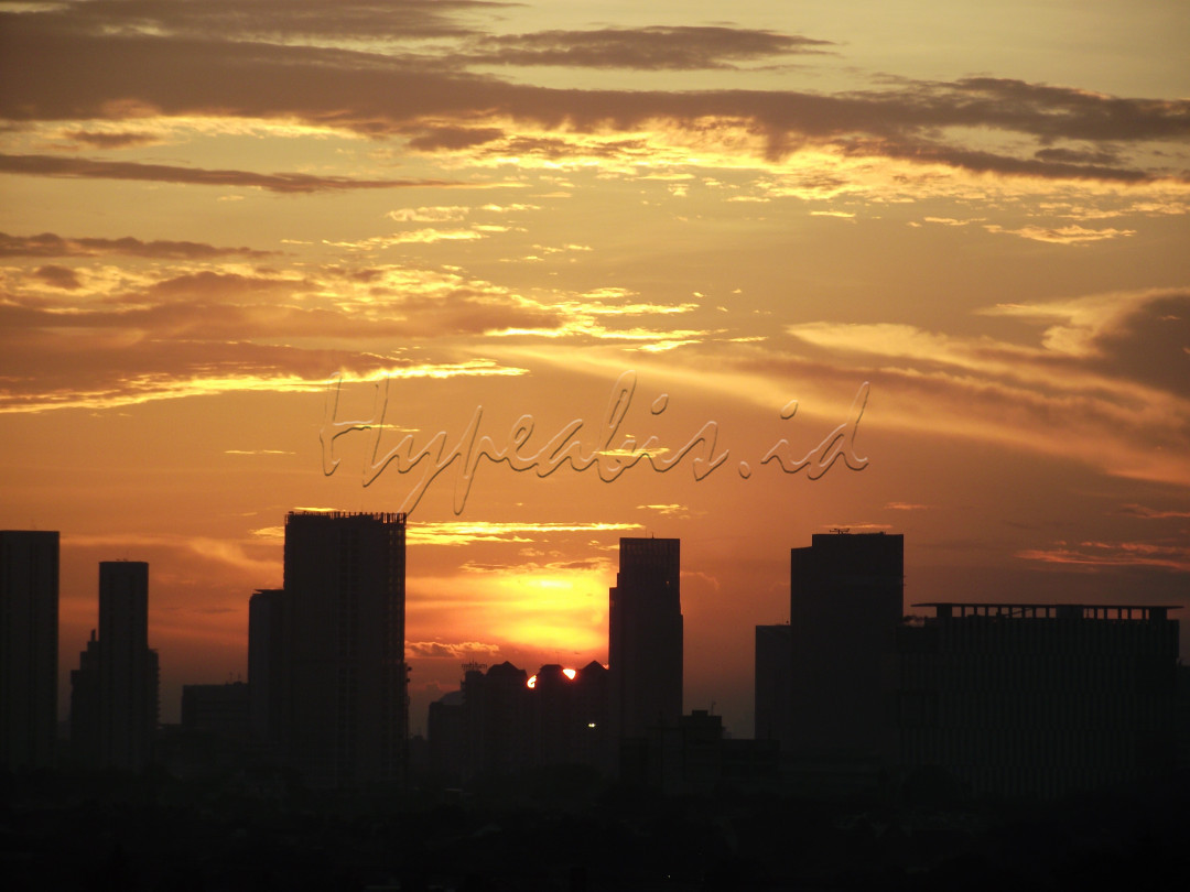 Senja jingga dari sudut mata tempat belanja AEON Mall Bogor punya.