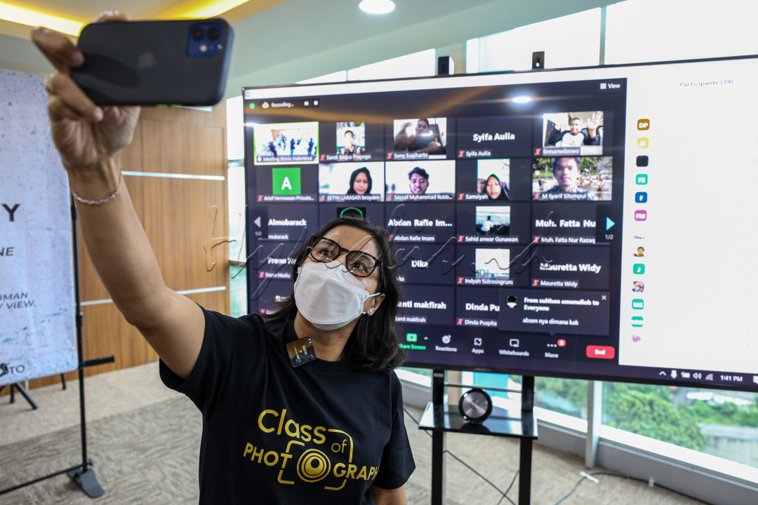 Acara ini digelar secara online dan offline yang diikuti oleh 30 peserta offline dan 141 peserta online melalui platform Zoom. Diharapkan melalui acara ini dapat berbagi ilmu dan pengalaman tentang dunia fotografi.&nbsp;