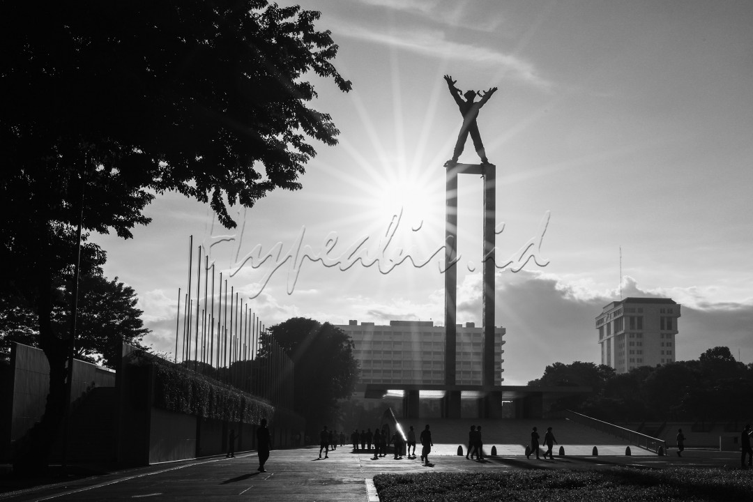 Sehingga lapangan ini menjadi salah satu tempat favorit warga Jakarta yang ini berolahraga di pagi hari sambil menikmati indahnya cahaya matahari.&nbsp;