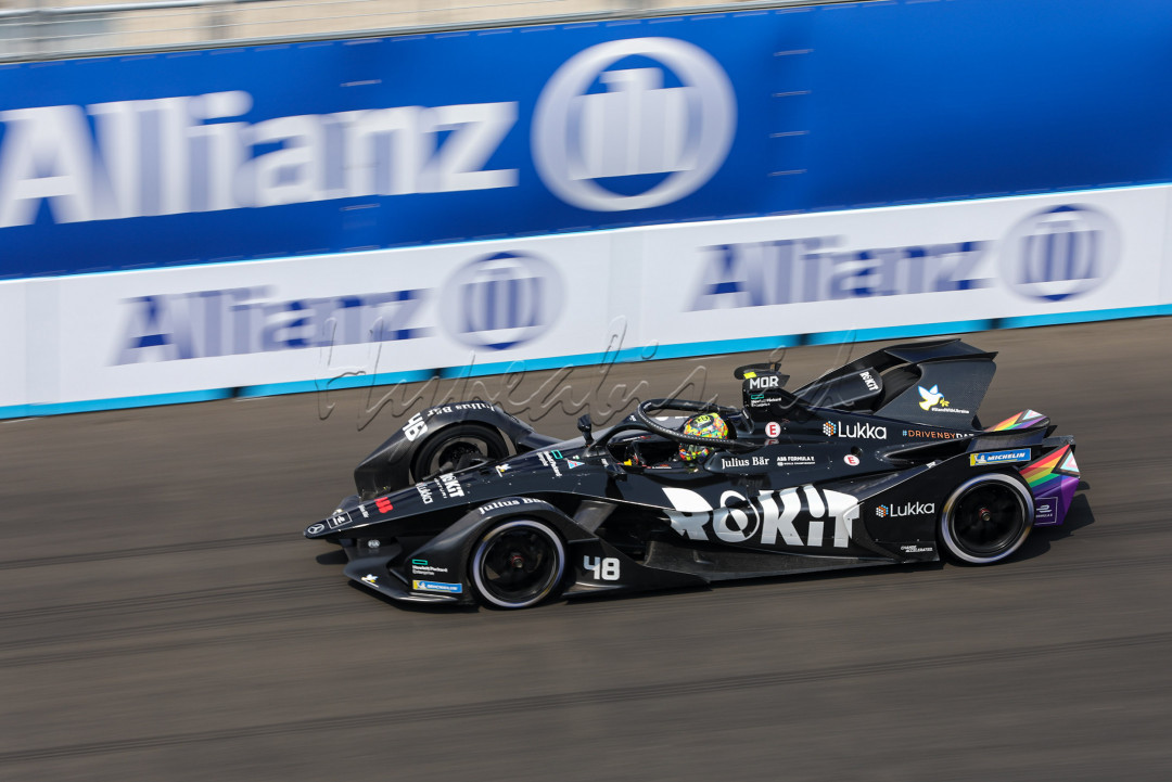 Para pembalap tersebut berlomba menjadi yang tercepat dalam perhelatan Formula E di Jakarta International E-Prix Circuit (JIEC).