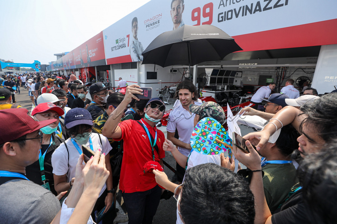 Sebelum balapan dimulai, penyelenggara memberikan kesempatan kepada penonton untuk mengunjungi paddock dan menyapa pembalap dari setiap tim Formula E.