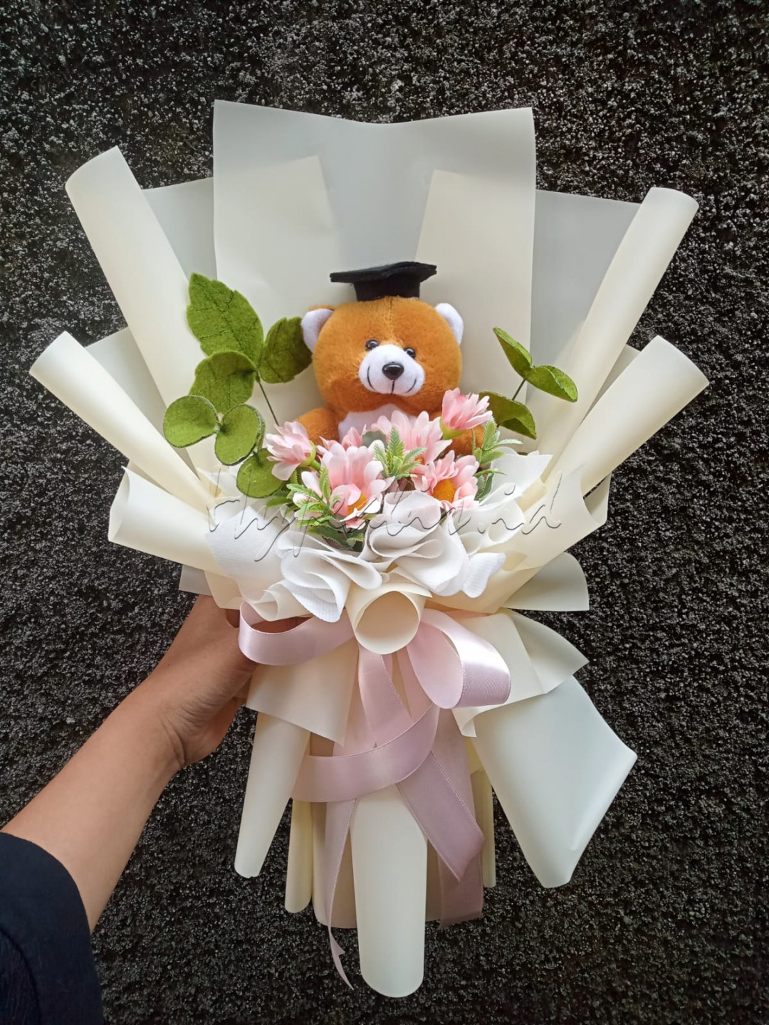 Boneka Buket yaitu hiasan yang d dalamnya ada boneka serta beberapa benda lain seperti tangkai daun bahkan bunga yang dijadikan satu,&nbsp;<br />
Buket bunga sering dijadikan hadiah pada hari jadi, wisuda, ulang tahun dan acara lainnya.