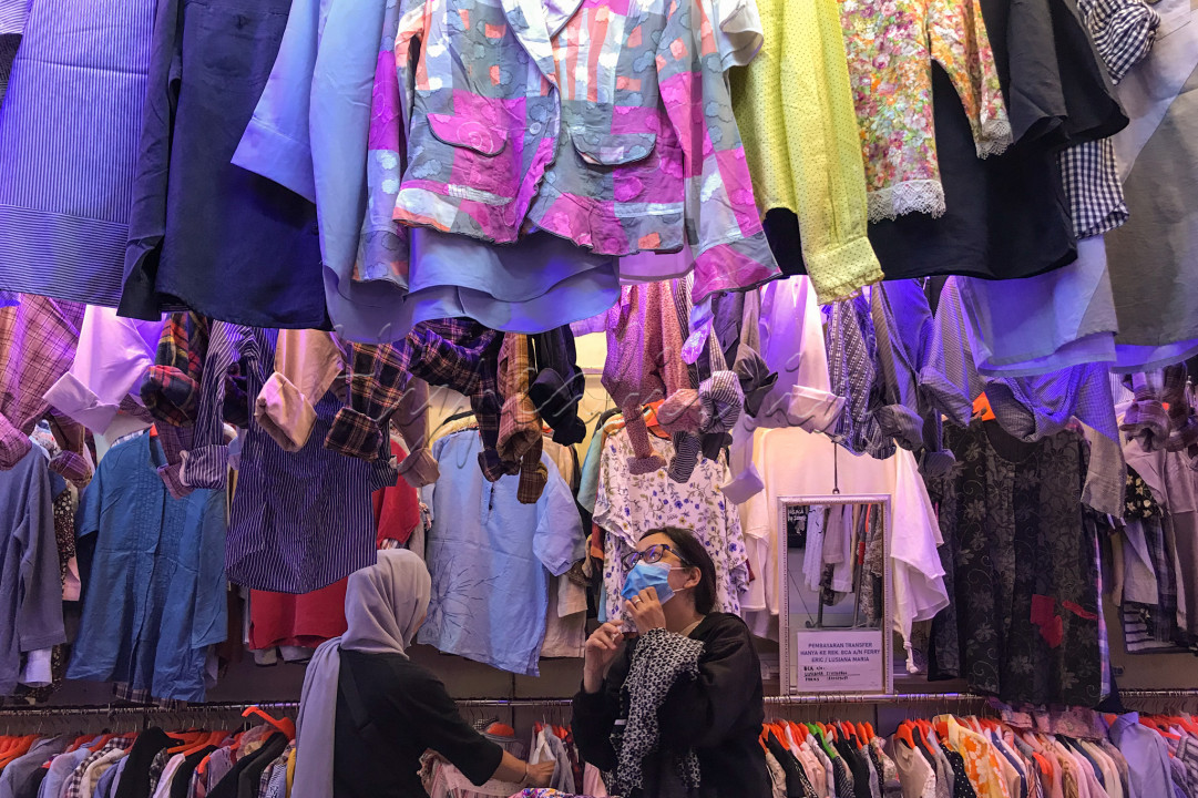 &ldquo;Dua puluh aja, dua puluh aja, siapa lagi siapa lagi" nyaring terdengar suara pedagang pakaian bekas impor menyambut kedatangan pengunjung di lantai 2, Pasar Senen Blok III, Jakarta.