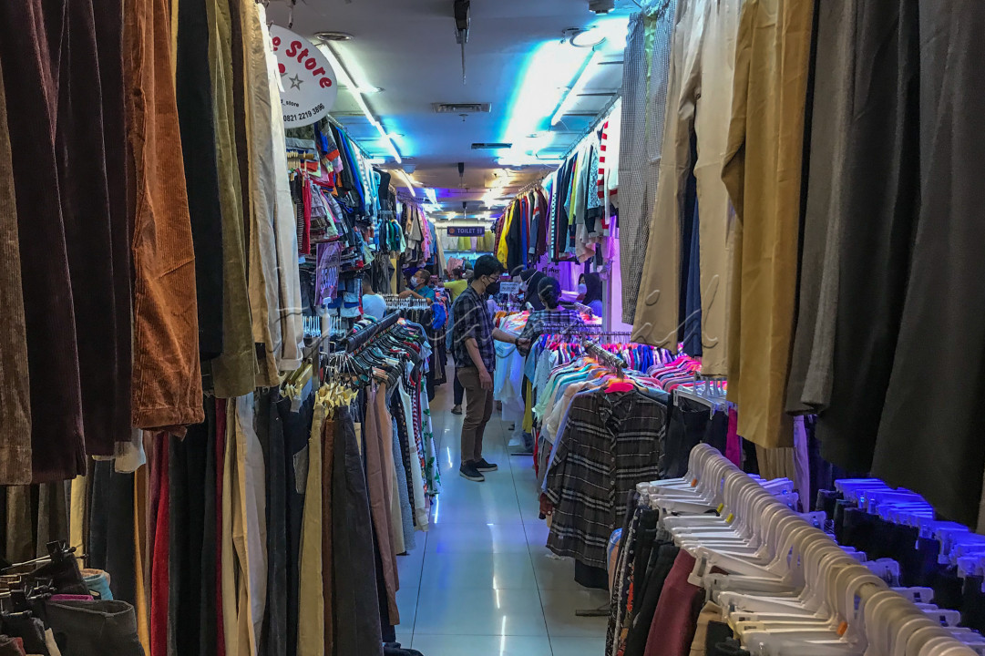 Lokasi tersebut menjadi incaran para pengunjung untuk membeli pakaian import bekas atau yang biasa dikenal dengan istilah thrifting.