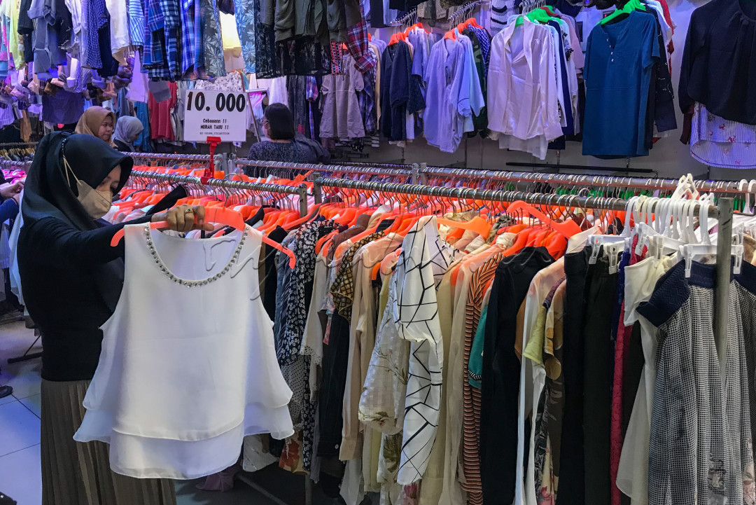 Tren thrifting yang sedang digandrungi oleh kalangan anak muda dianggap sangat menguntungkan, karena dapat membeli barang branded dengan harga yang sangat murah dan tentunya fashionable.