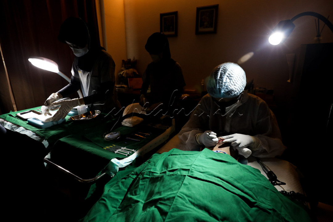 Treatment ini tidak bisa dilakukan oleh sembarang orang, namun harus dikerjakan oleh dokter khusus, berpengalaman, serta memiliki sertifikasi khusus transplantasi rambut.