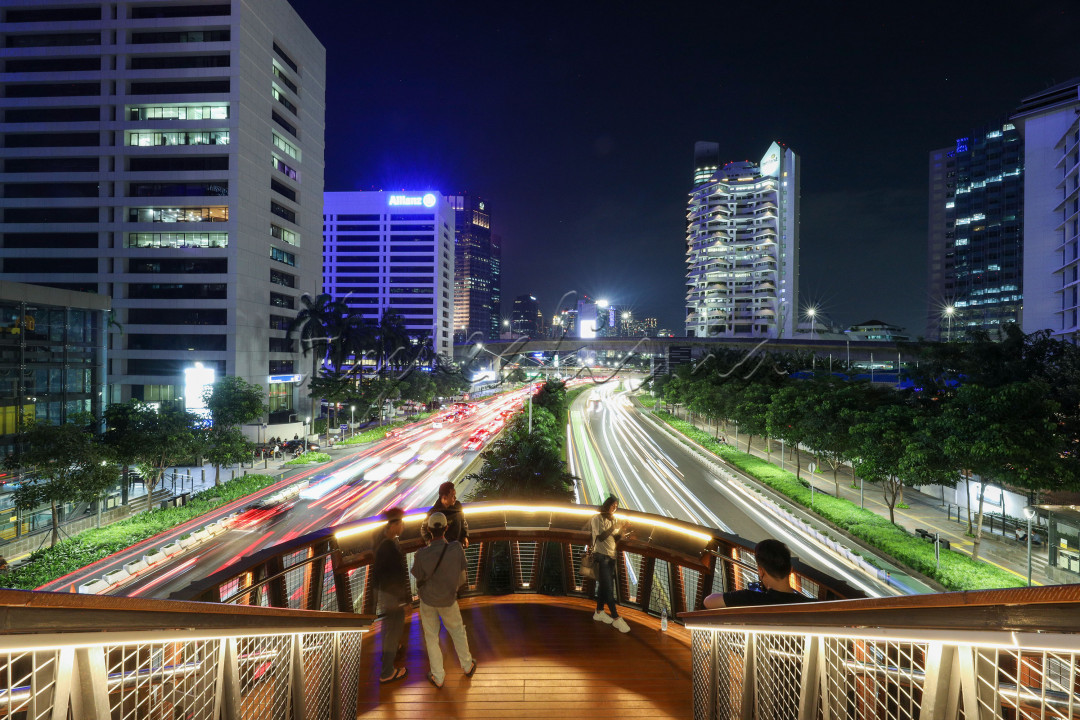 Hal ini tentu menjadi sesuatu yang menyenangkan bagi para penggemar fotografi. Sebab, banyak spot menarik untuk memotret gedung-gedung bertingkat di Jakarta.