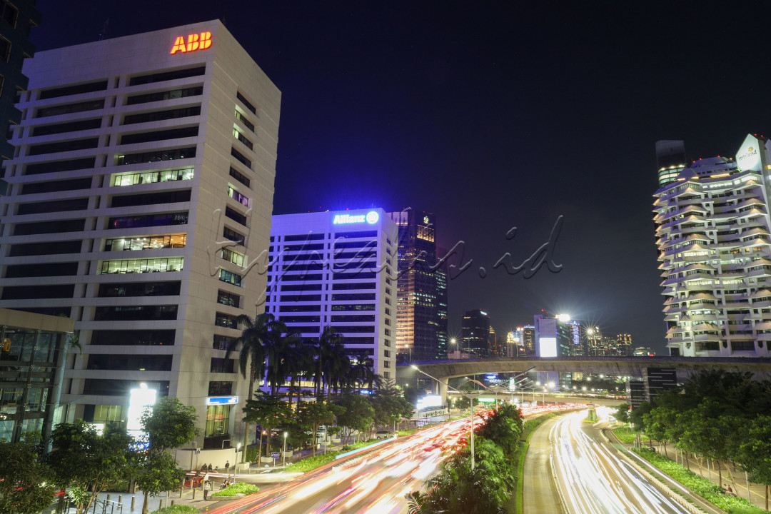 Apalagi memotret di malam hari, fotografer bisa melihat gemerlap lampu bangunan bertingkat.