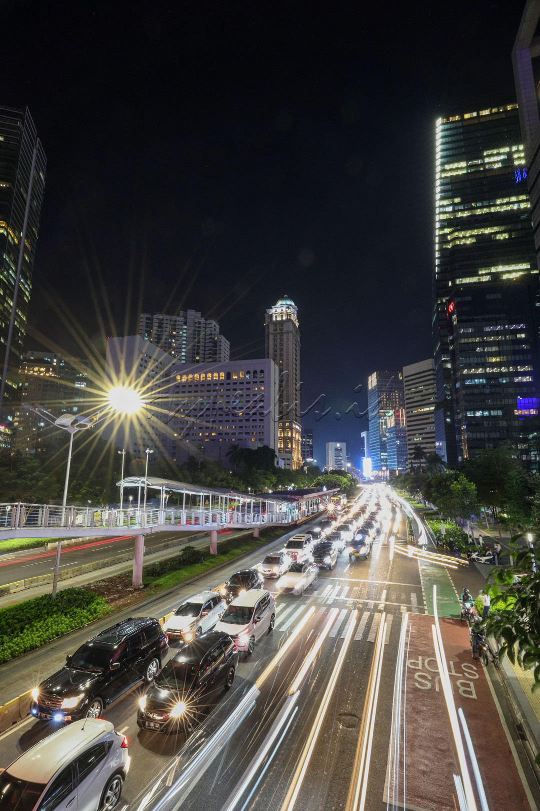 Uniknya, dengan menunggu momen di malam hari, tidak hanya menampilkan pancaran lampu dari gedung, namun juga lampu mobil yang terekam ketika fotografer memotret di malam hari dengan teknik pengambilan foto slow speed.